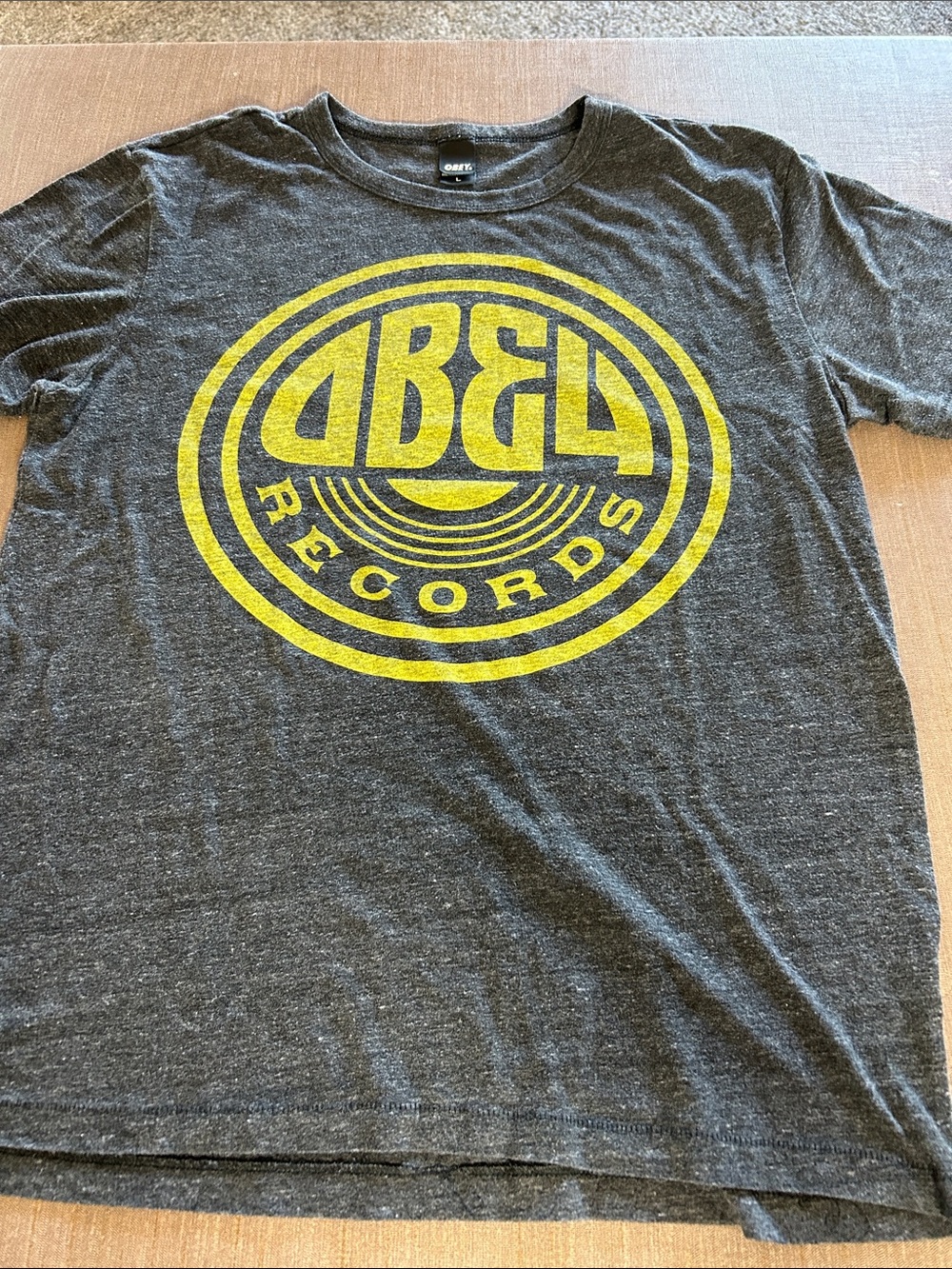 OBEY Graphic Short Sleeve Tee Size Large in Gray & Yellow